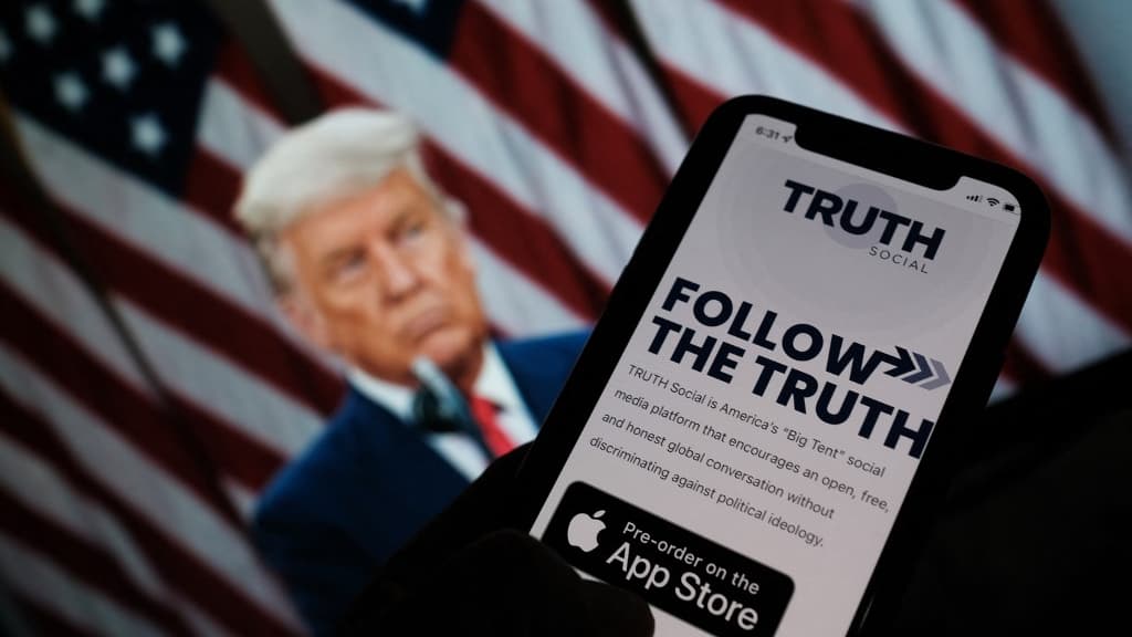 Donald Trump annonce le lancement de son réseau social "Truth Social"