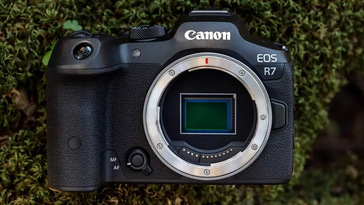 Canon donne un coup de fouet à ses hybrides APS-C