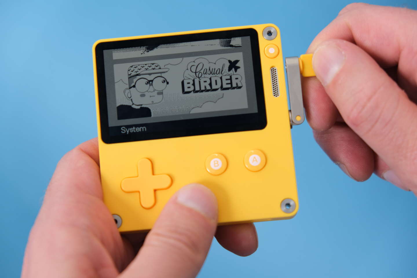On a testé la Playdate, la petite console jaune qui fait entrer la manivelle dans l’histoire du jeu vidéo