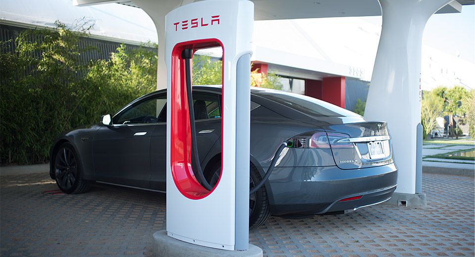 Tesla veut diffuser des films pendant la charge de ses véhicules