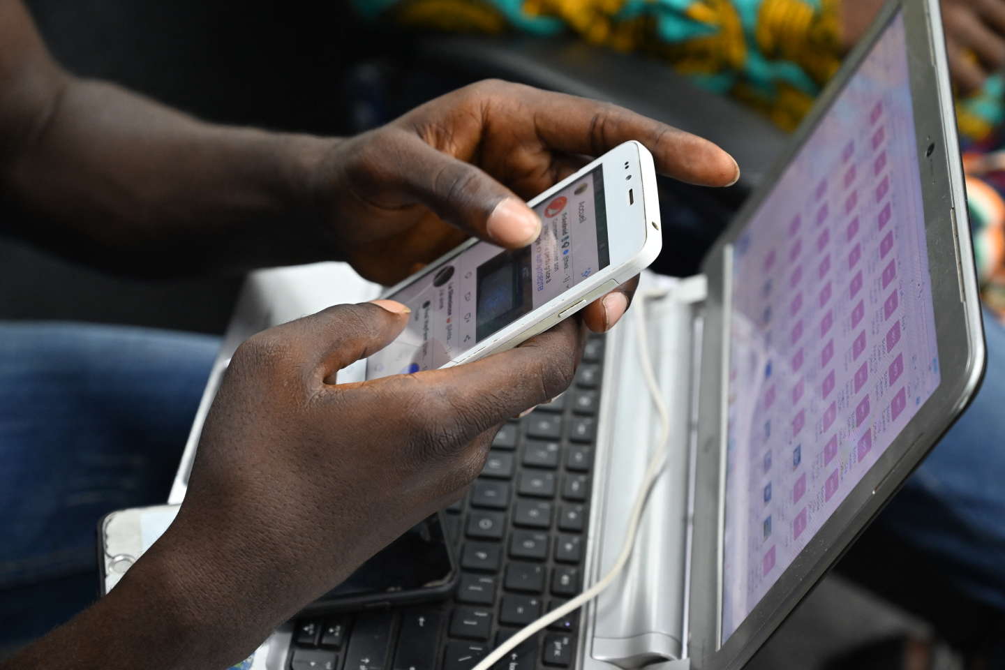 Entre Paris et Abidjan, la difficile traque des « brouteurs », ces cyberarnaqueurs ivoiriens