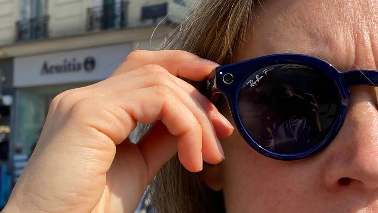 Les lunettes connectées Ray-Ban Stories sont lancées cette semaine en France.