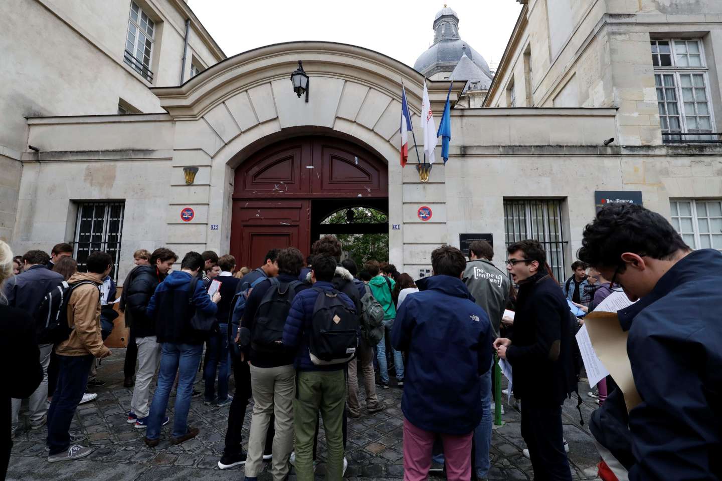 une enquête ouverte pour des menaces de mort contre une CPE du lycée Charlemagne à Paris