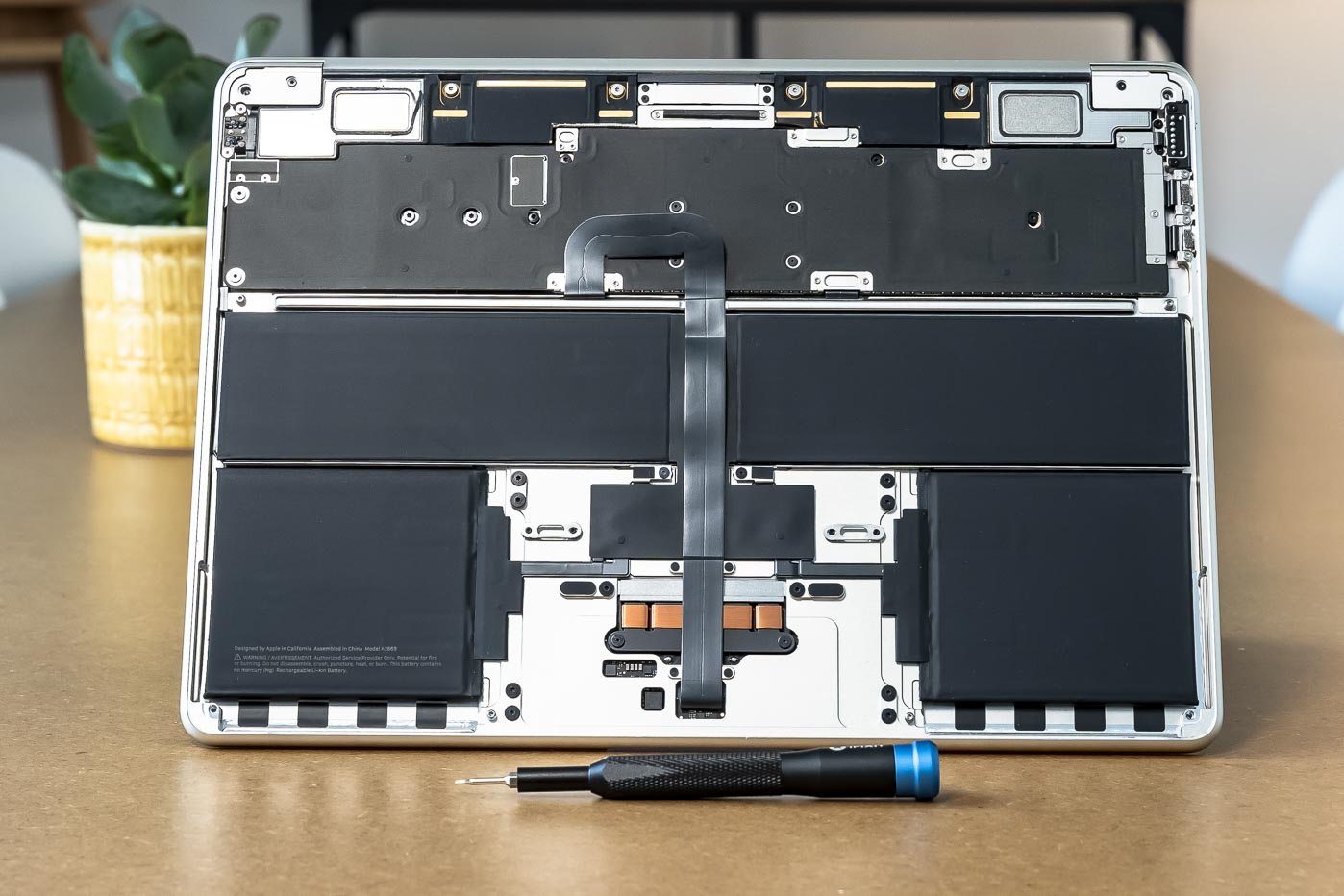 Le démontage du MacBook Air M2 par iFixit révèle l'absence de dissipateur thermique... et la présence d'un accéléromètre