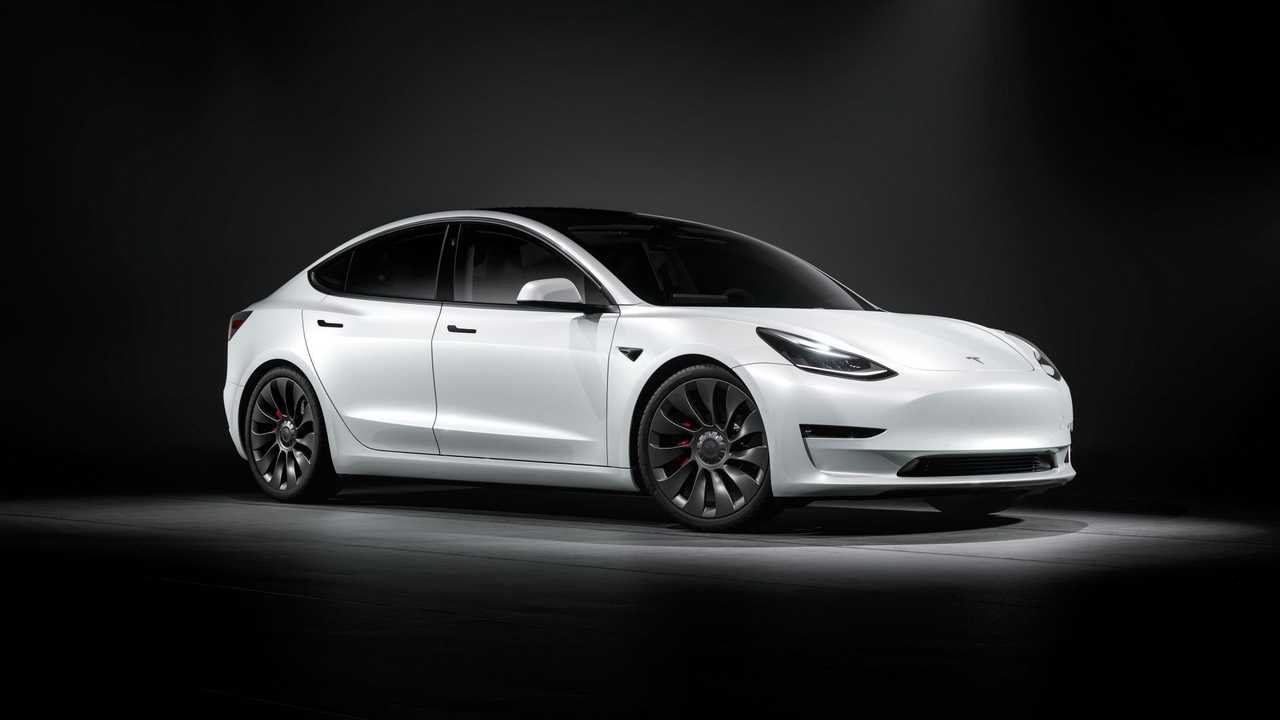 Les voitures Tesla peuvent désormais détecter les nids-de-poule et ajuster le niveau des suspensions en conséquence