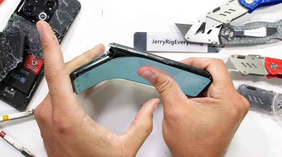 Cette vidéo du OnePlus 10T qui se plie en deux est une vraie torture