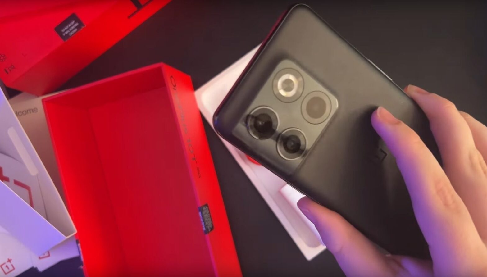 Le OnePlus 10T déjà à poil en unboxing avant l'annonce officielle