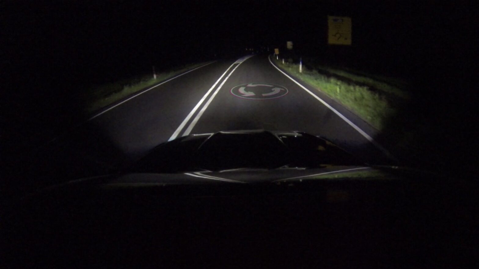 quand les phares projettent des informations utiles en conduite nocturne