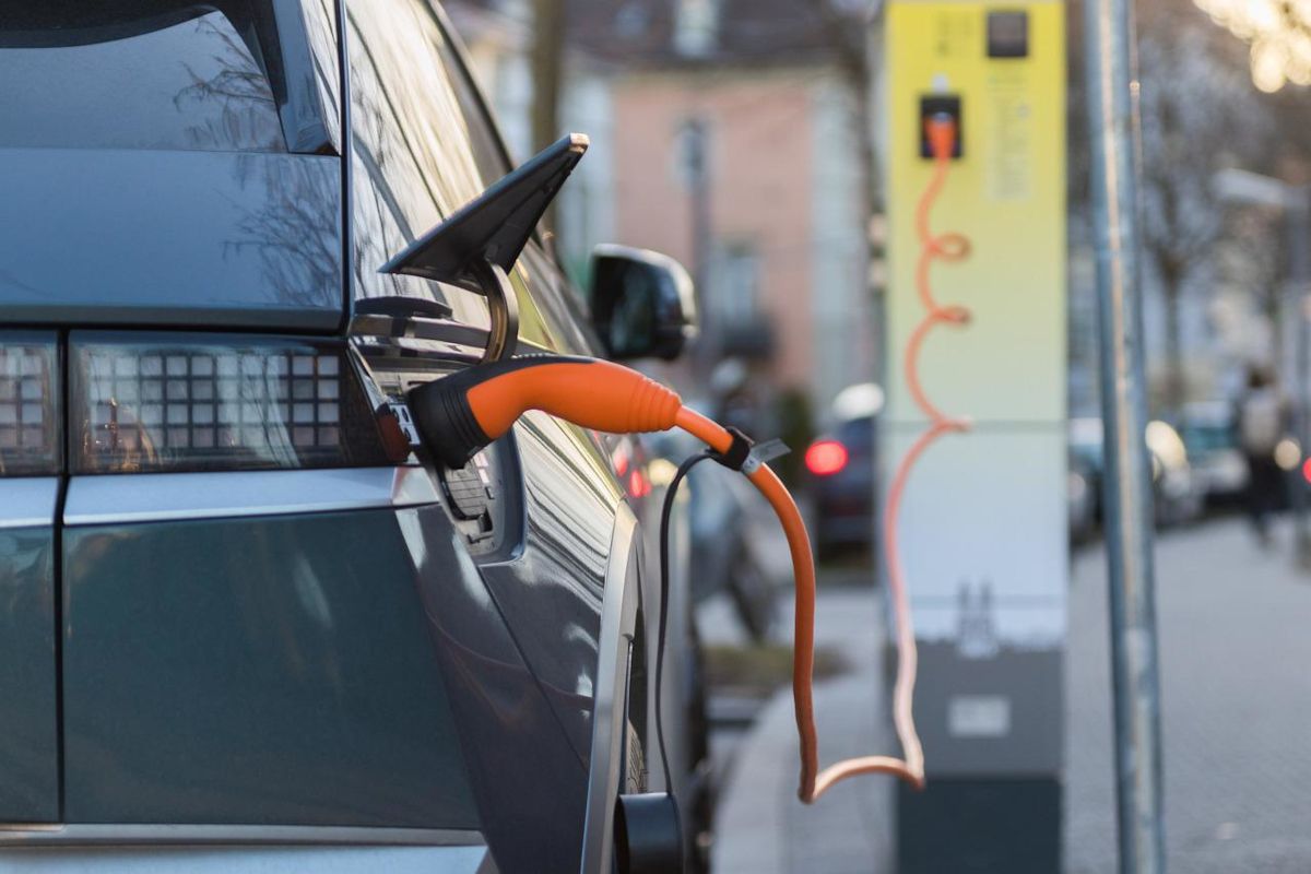 Vers une voiture électrique à 100 € par mois en France en leasing