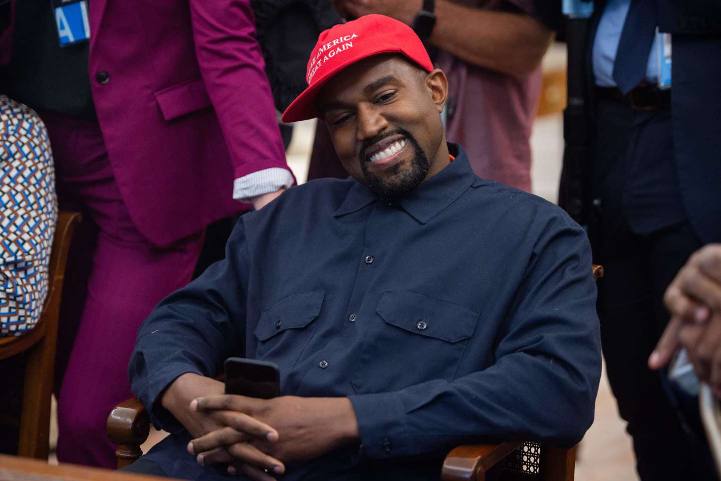 Kanye West souhaite racheter Parler, un réseau social d’ultradroite