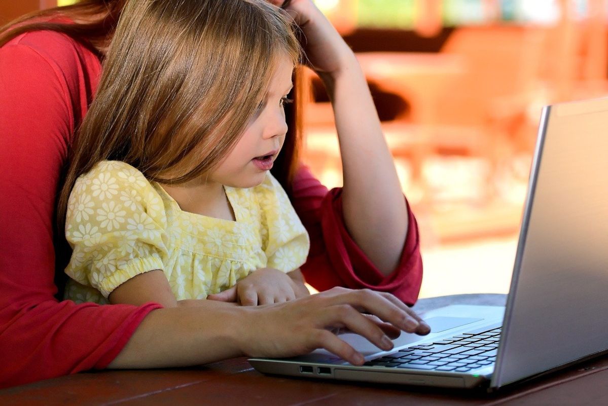 Un enfant sur trois se fait passer pour un adulte en ligne