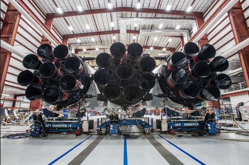 le géant de SpaceX aux 27 moteurs se prépare pour une mission secrète