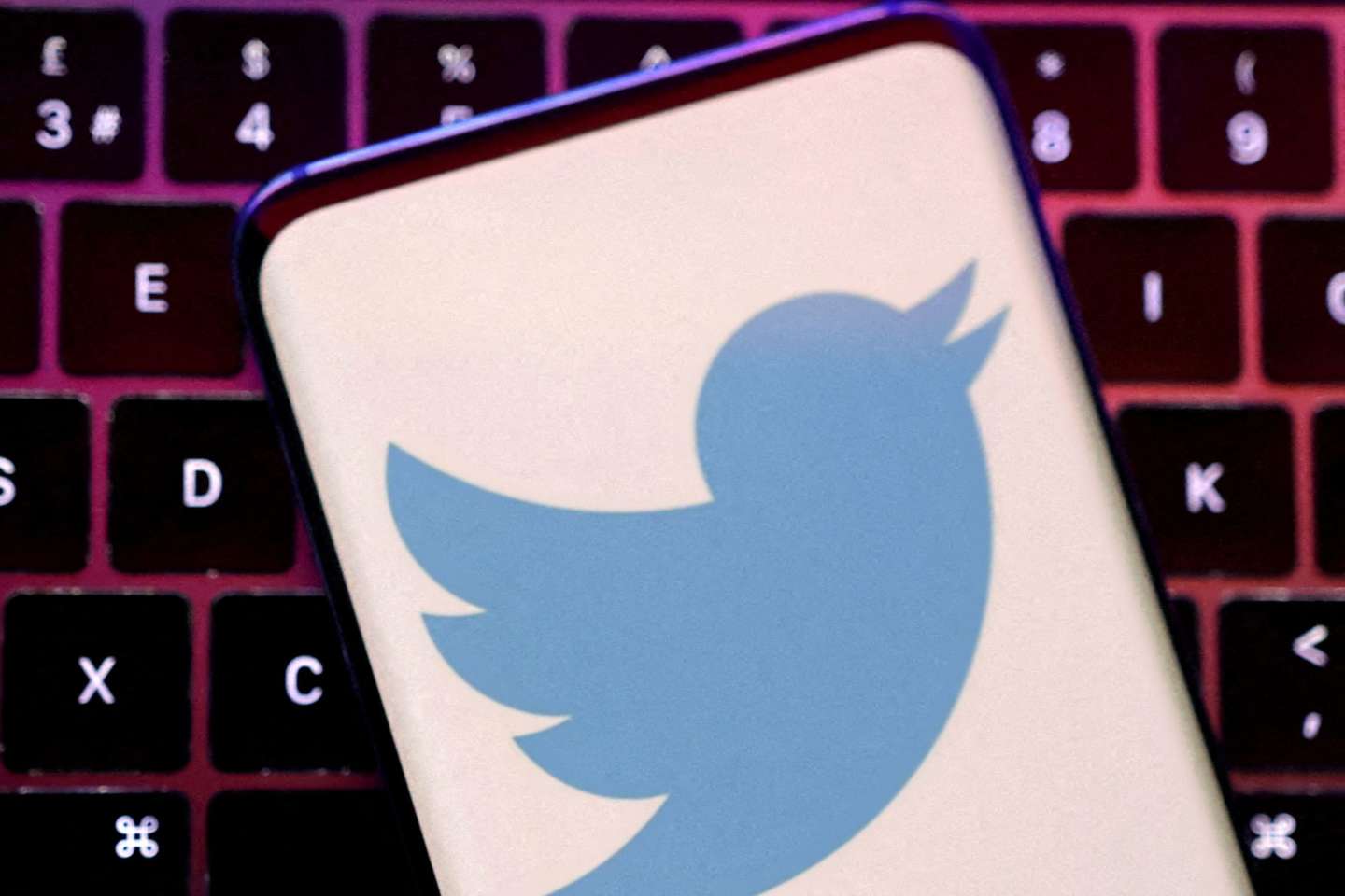 L’Arcom rappelle à Twitter ses obligations légales en matière de contrôle des contenus en ligne