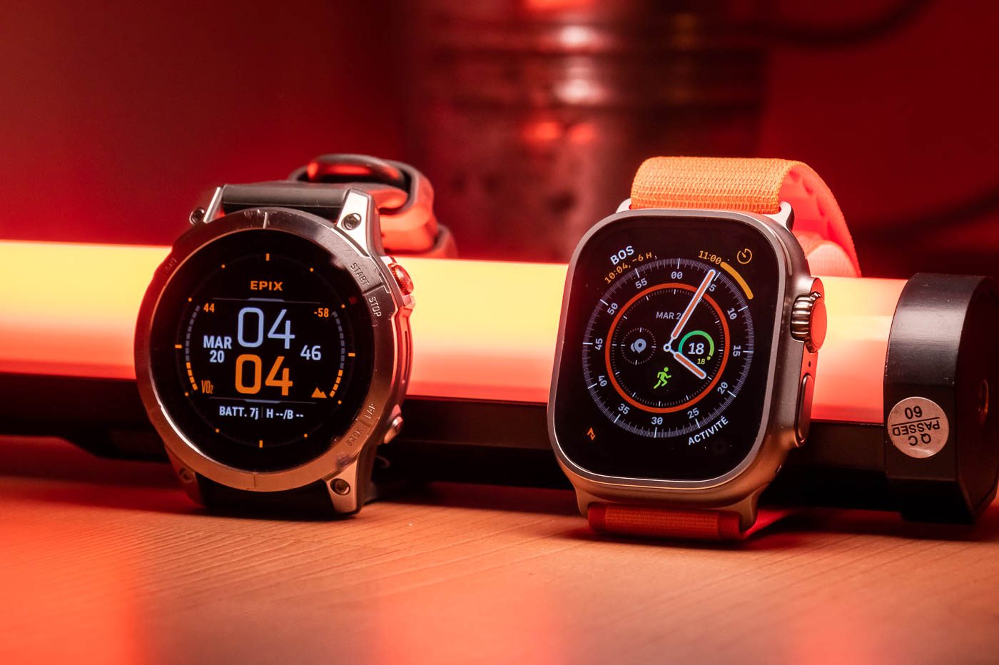La Garmin Epix 2, à gauche, la Watch Ultra, d'Apple, à droite.