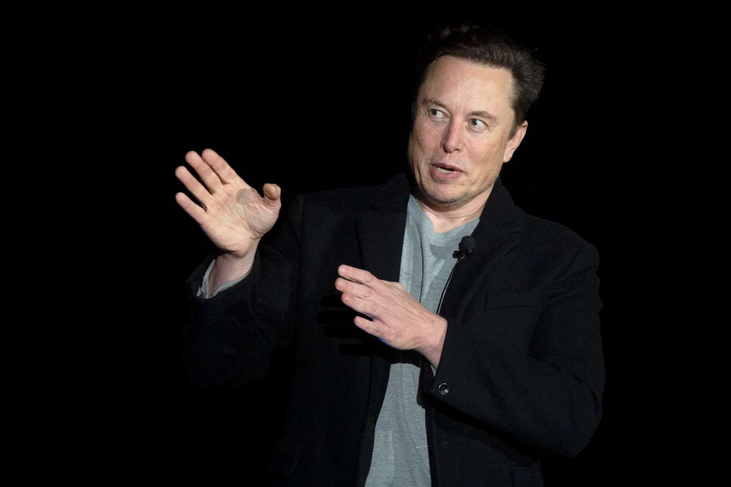 Elon Musk suspend les comptes de plusieurs journalistes américains qui le critiquent et provoque un tollé