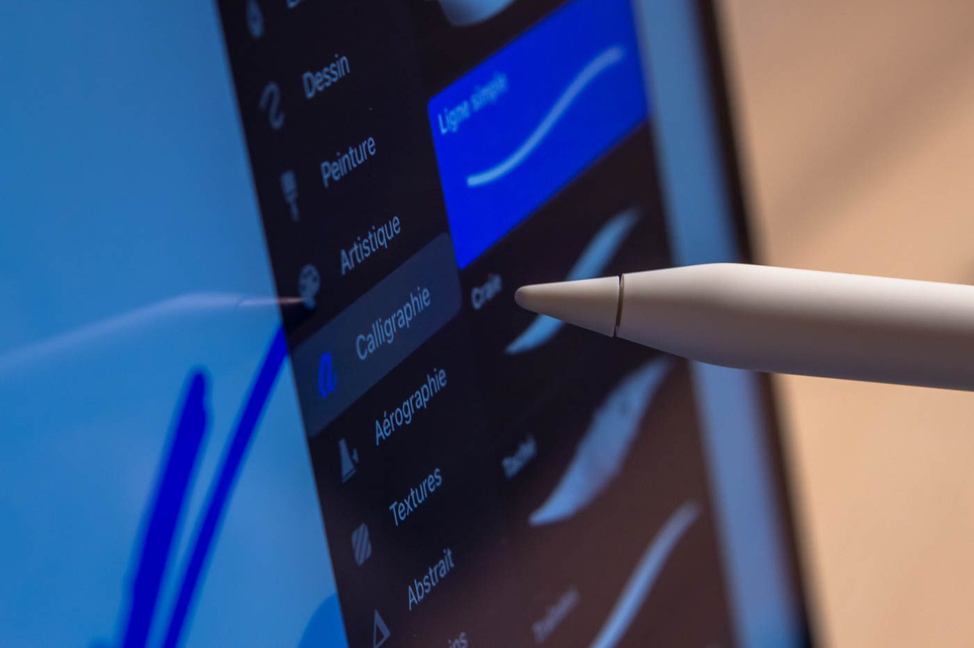 L'interface d'une application réagit lorsque l'Apple Pencil le survole.