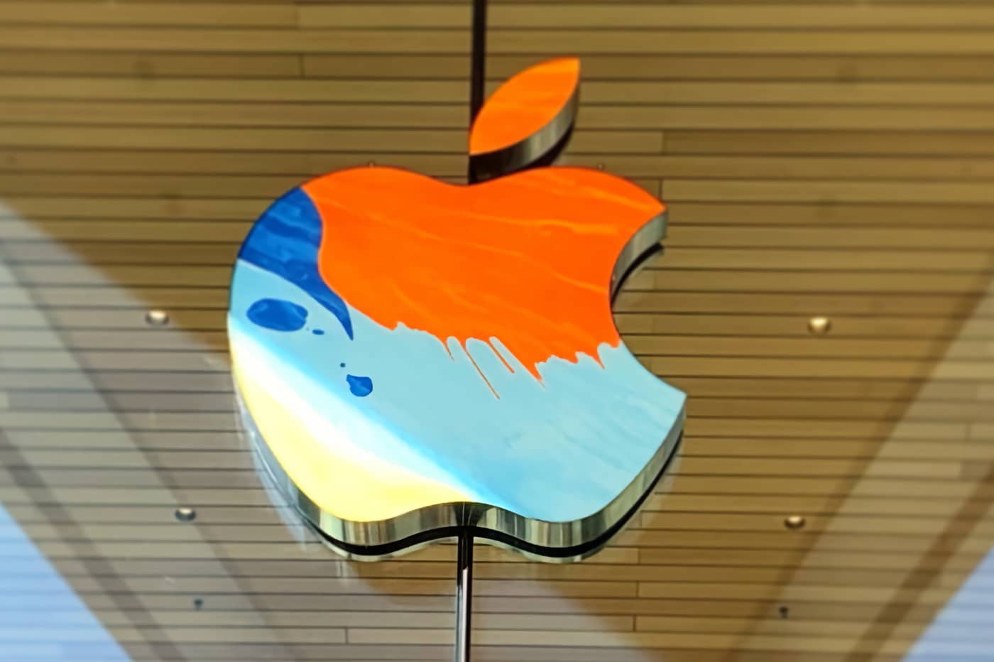 Le logo d'Apple au dessus de l'Apple Store de Brooklyn.