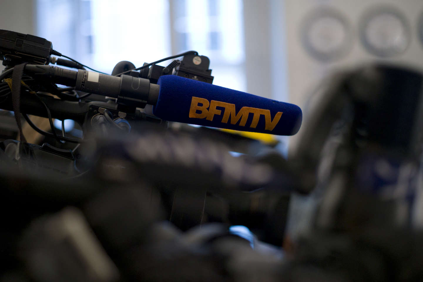 BFM-TV licencie son présentateur Rachid M’Barki après des soupçons d’ingérence étrangère