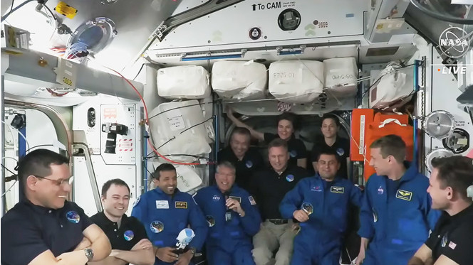 Onze personnes sont dans la Station spatiale internationale. Un record ?