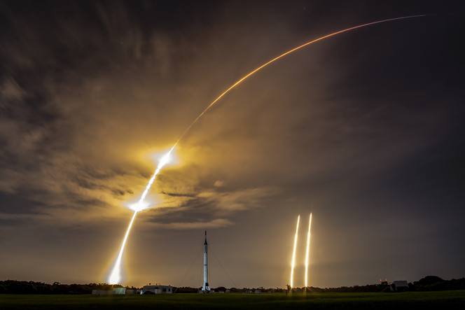 Falcon Heavy de SpaceX envoie le plus gros satellite de communication au monde en orbite