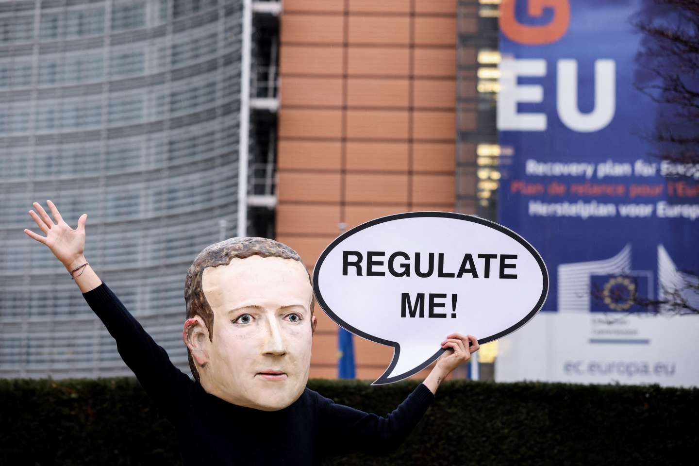 la loi européenne obligeant les géants d’Internet à réguler leurs contenus est entrée en vigueur