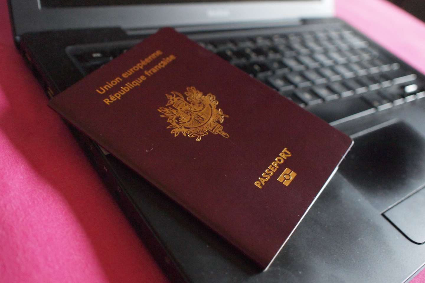 La remise des cartes d’identité et des passeports français perturbée par un « incident » informatique