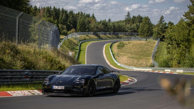 Sur le circuit de Nürburgring, la nouvelle Porsche Taycan fait des étincelles face à Tesla
