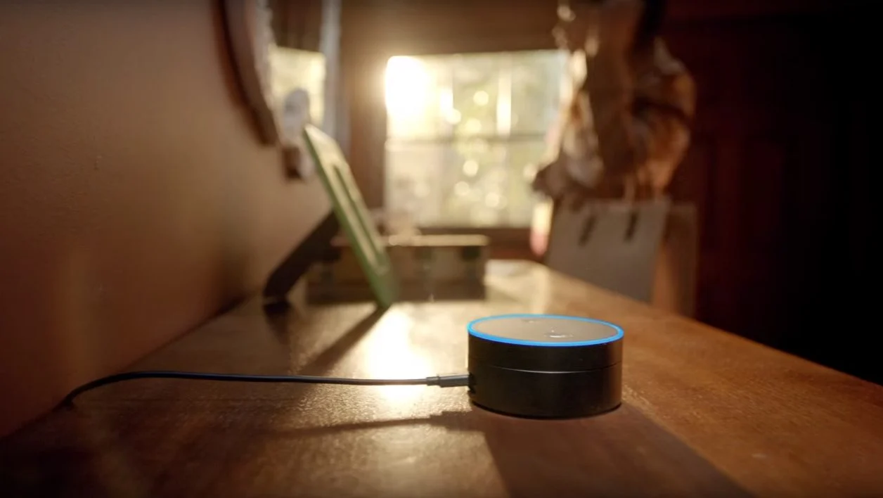 Une enceinte Echo Dot d