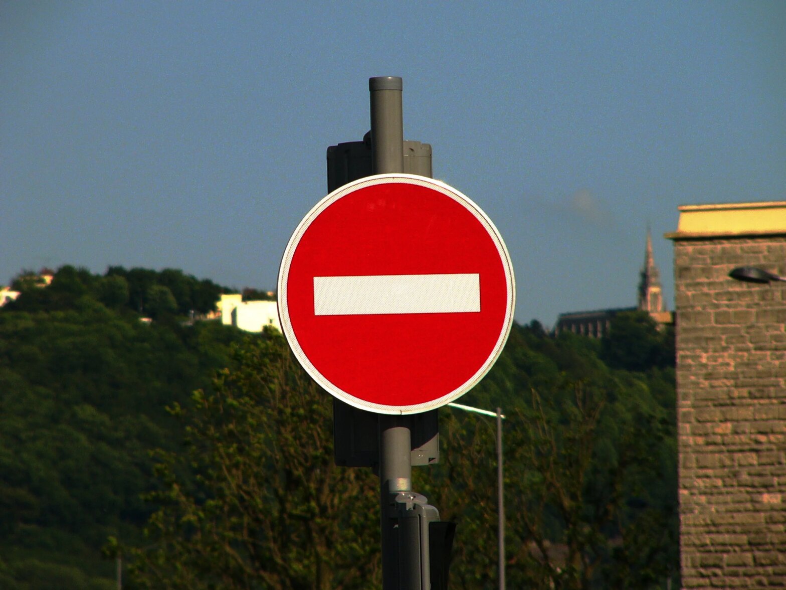 Dans Wikipédia en français, l’IA passe de "vivement déconseillée" ...