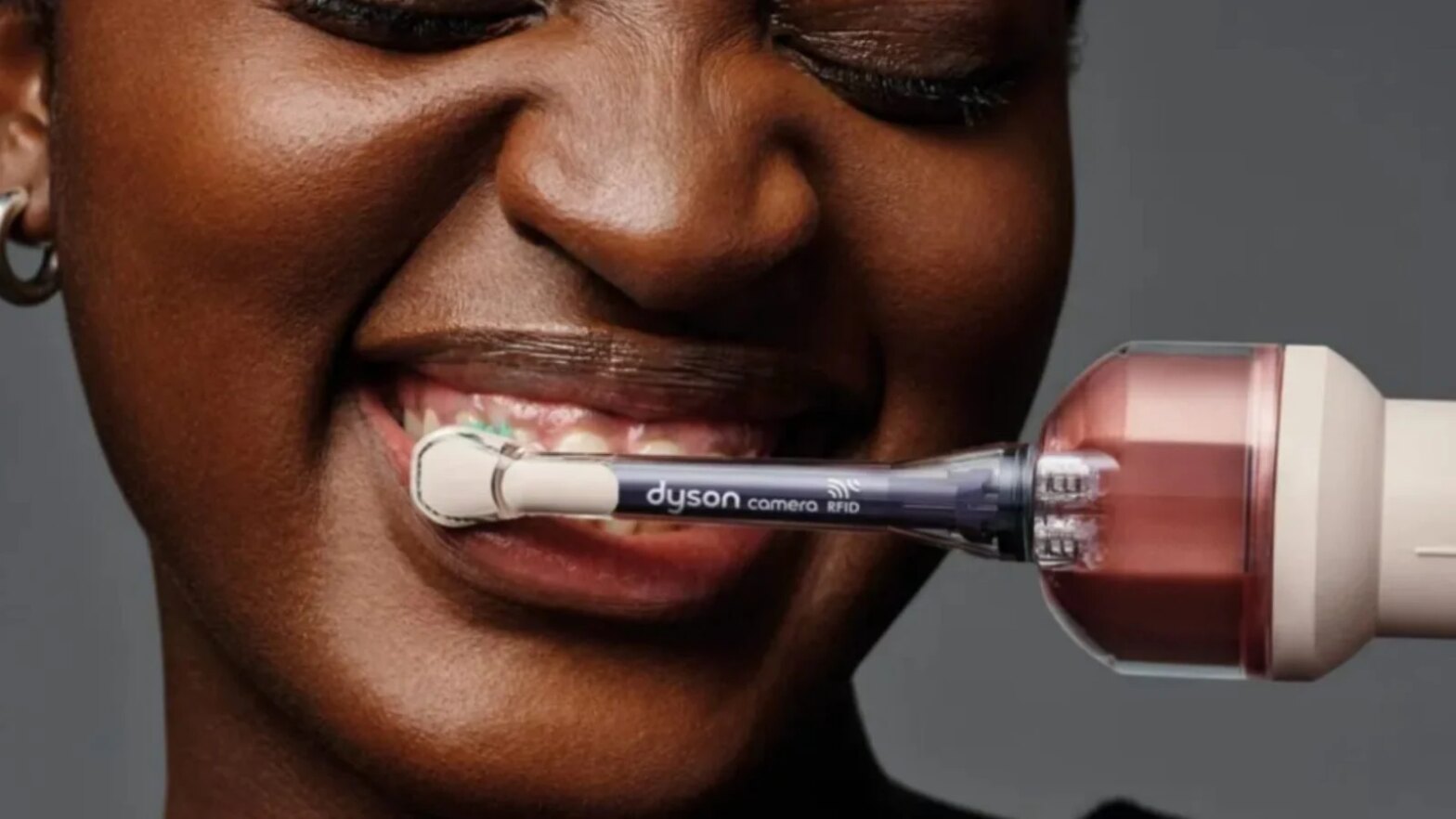Dyson dévoile la CameraJet, la brosse à dents qui filme l’intérieur de votre bouche