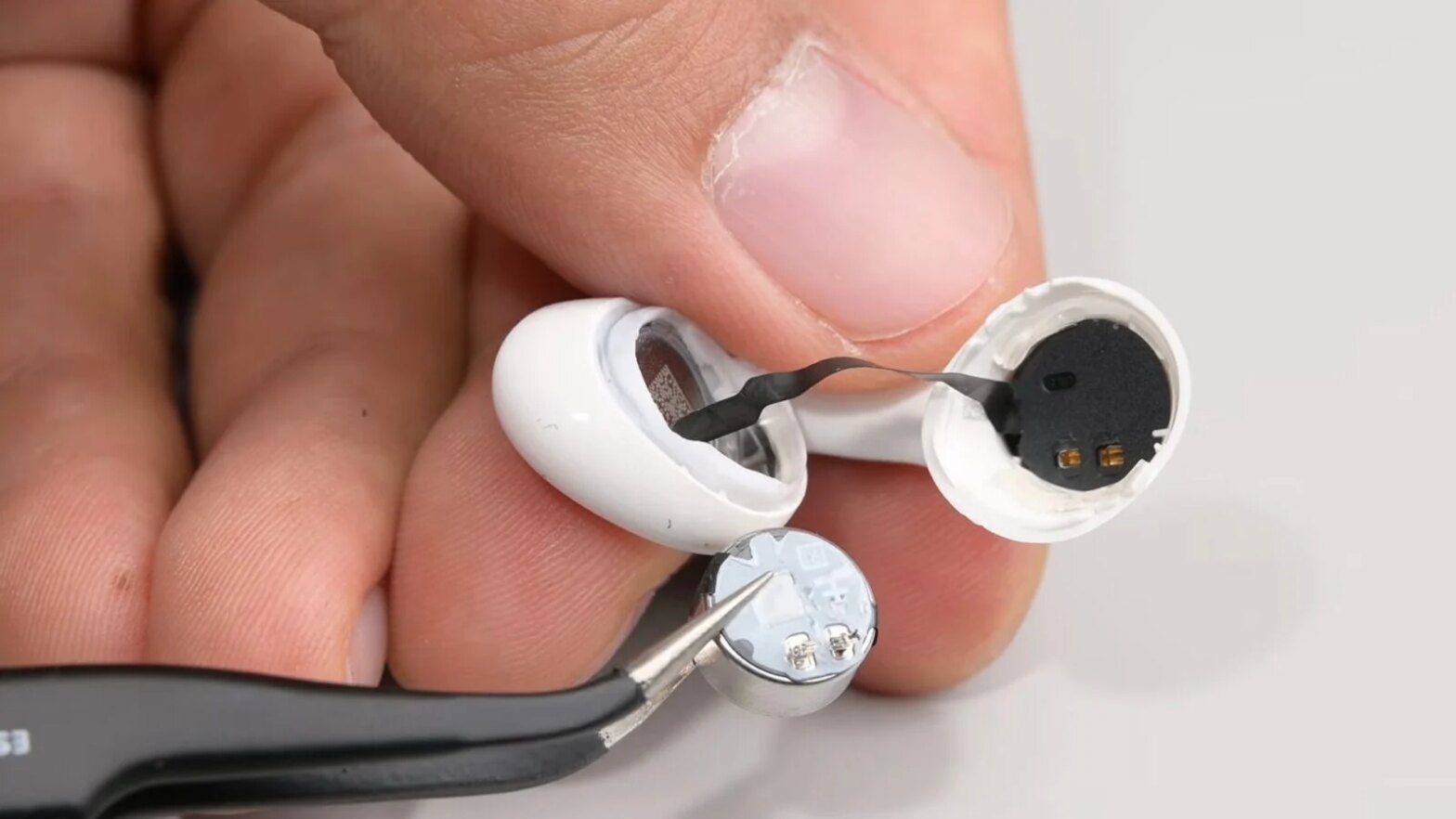 La batterie des AirPods 5 peut enfin être remplacée, mais il vous faut un sèche-cheveux